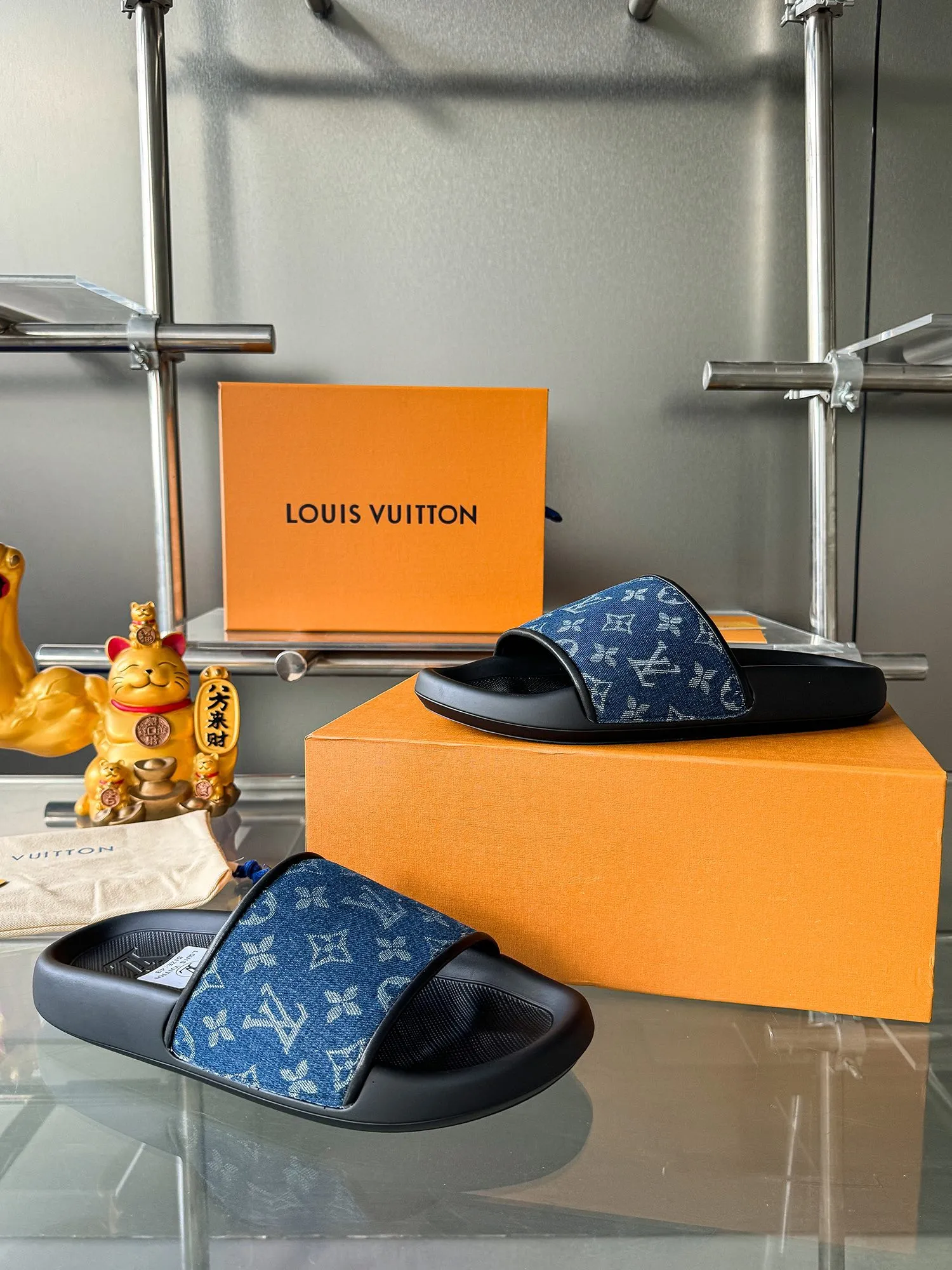 [L Home] P: 300💰 ▪️Shoe size: Women's 35-40 Men's 38-46▪️Packaging: Counter top quality~original packaging Louis Vuitton lv couple's monogram embossed slippers This season, Waterfront sandals return with a new look, and the upper buckle is embossed with Louis Vuitton's iconic Monogram pattern. Made of waterproof rubber with a comfortable and resilient insole. The lightweight, flexible outsole is embossed with the Louis Vuitton logo. Exquisitely packaged at the delivery counter 🛍📦 ▪️Fabric: Original molded rubber foam ▪️Sole: Original molded rubber foam outsole ▪️Sole thickness: 3CM.
